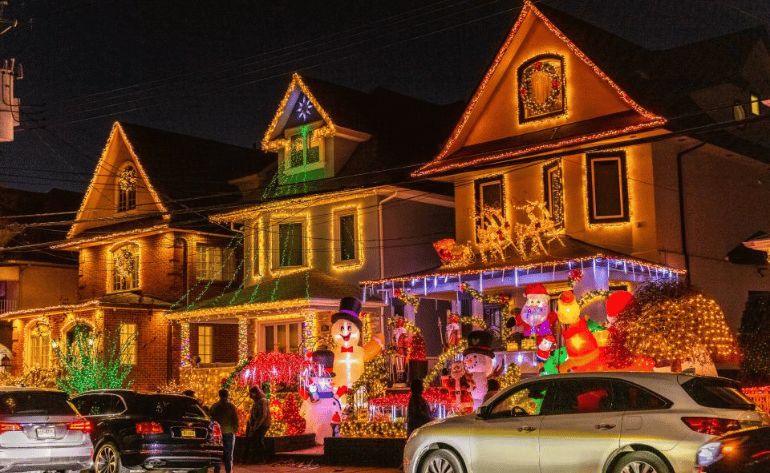 Bus Tour New York City, Dyker Heights Christmas Lights - 3.5 Hours