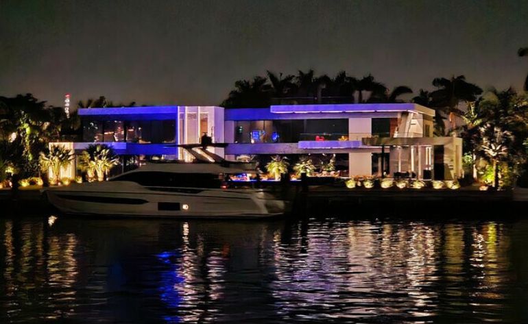 Miami Skyline Evening Cruise of Biscayne Bay on Luxury Yacht - 75 Minutes